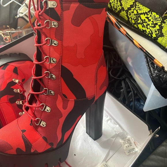 Black and red camouflage platform boots - Picture 2 of 2